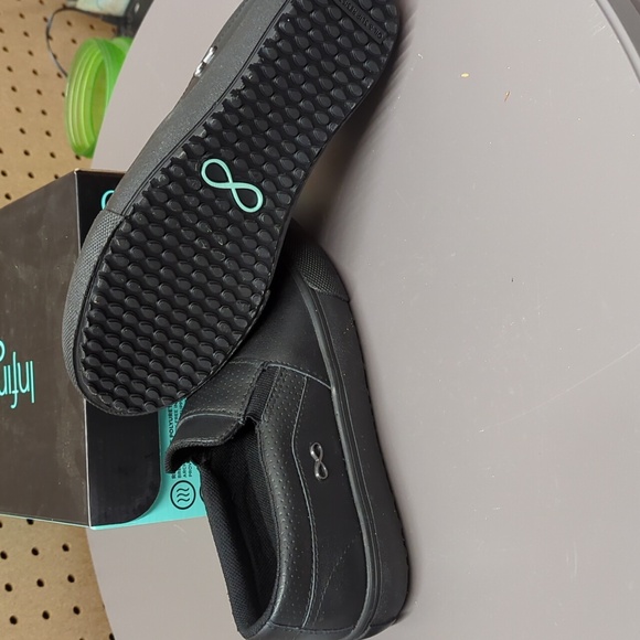 Infinity Rush in Black Leather - Picture 3 of 4